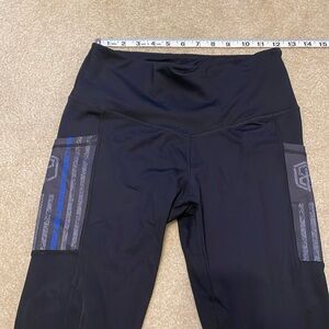 Women’s Born Primitive tights with side pockets. Like new. Size L.